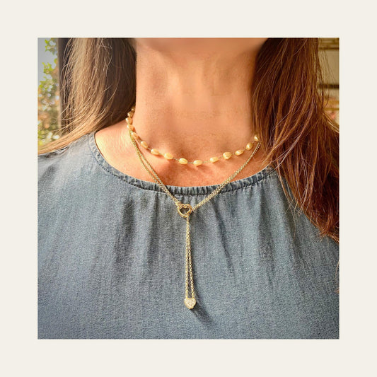 Collar enchapado en oro doble, con doble corazón, circones lo usa una mujer junto a otro collar