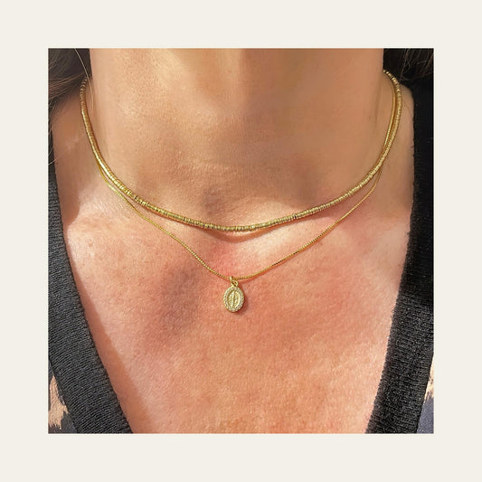 Collar_Virgen_Rayos_uso_con_otro_collar - Coca Johnson Joyas - Chile