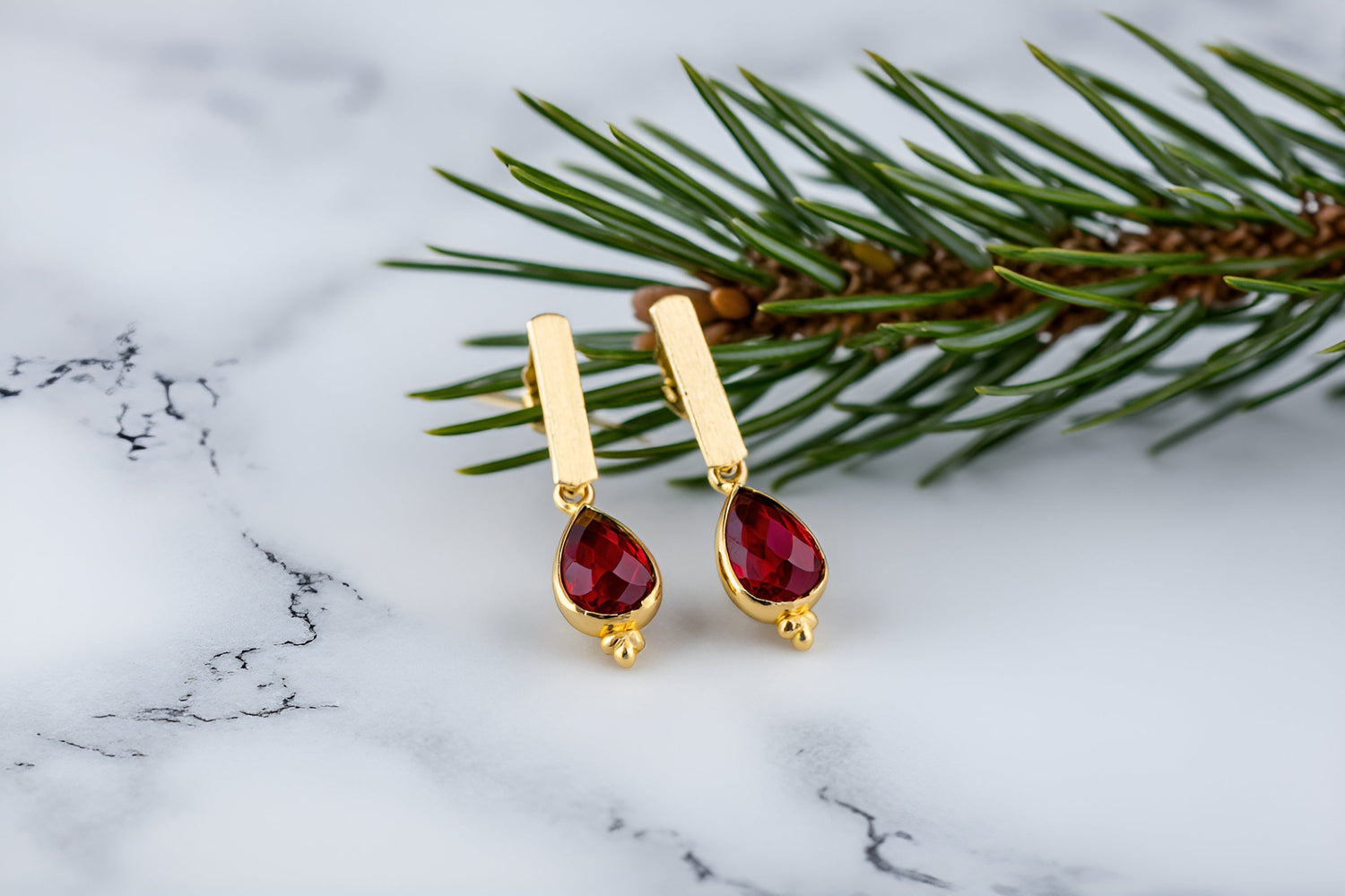 Distintos tipos de aros enchapados en oro sobre cubierta de mármol