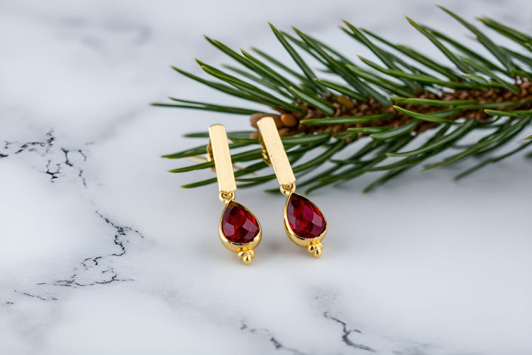 Distintos tipos de aros enchapados en oro sobre cubierta de mármol