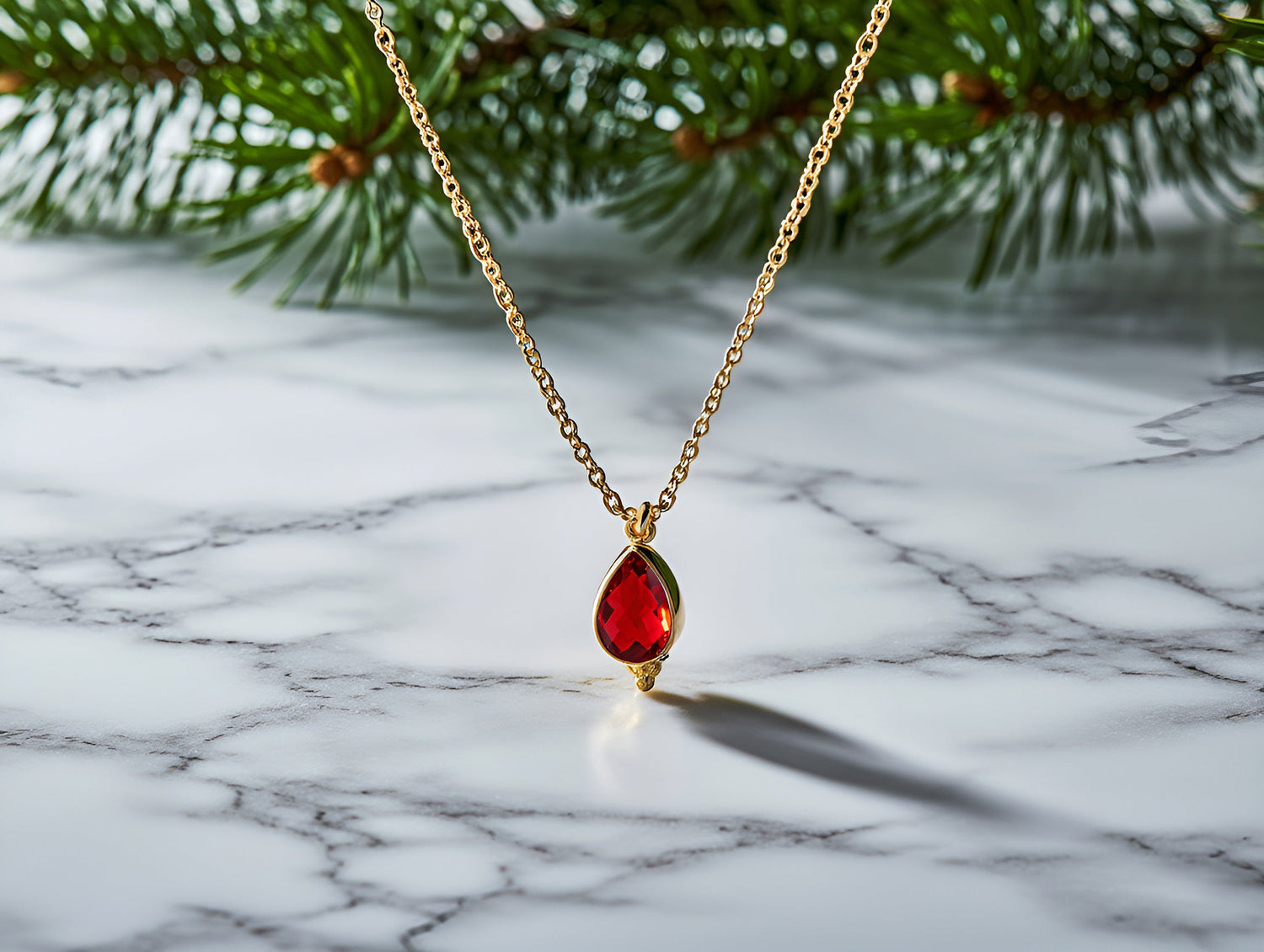 Collares enchapados en oro sobre cubierta de mármol