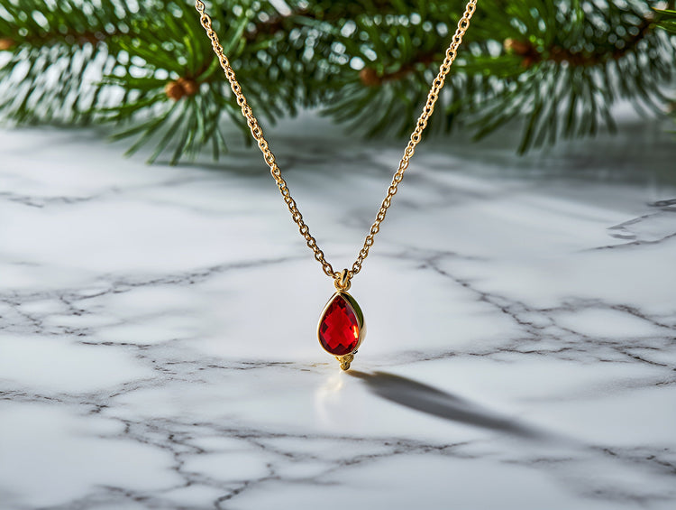 Collares enchapados en oro sobre cubierta de mármol