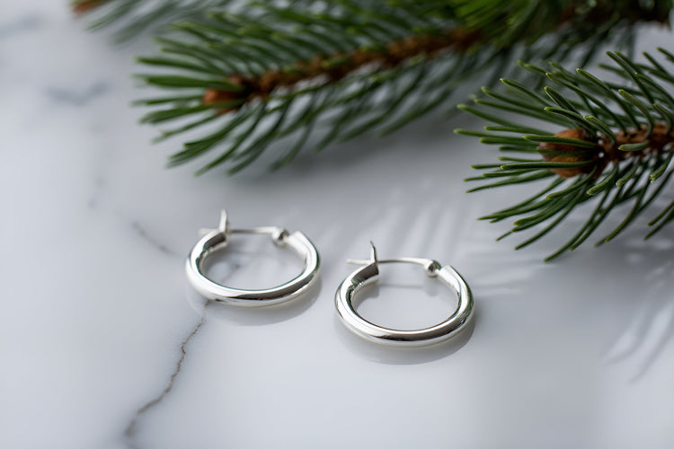 Collar y Pulsera de Plata sobre una caja de la marca Coca Johnson Joyas