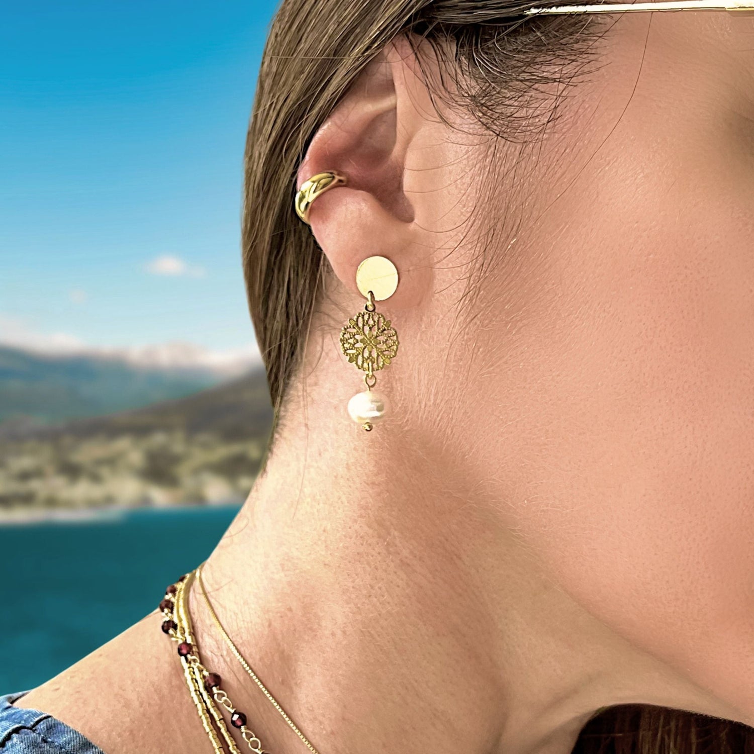 Distintos tipos de aros enchapados en oro sobre cubierta de mármol