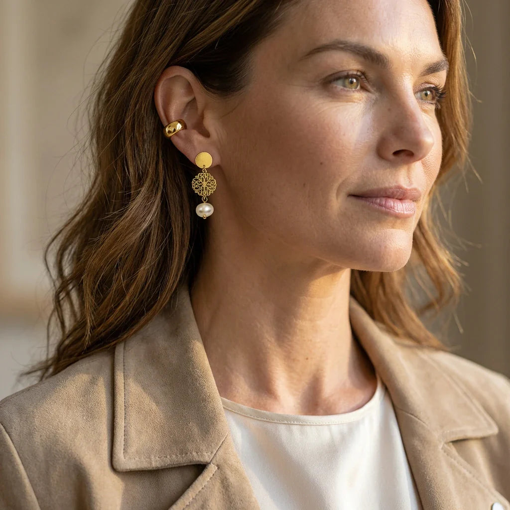 Distintos tipos de aros enchapados en oro sobre cubierta de mármol