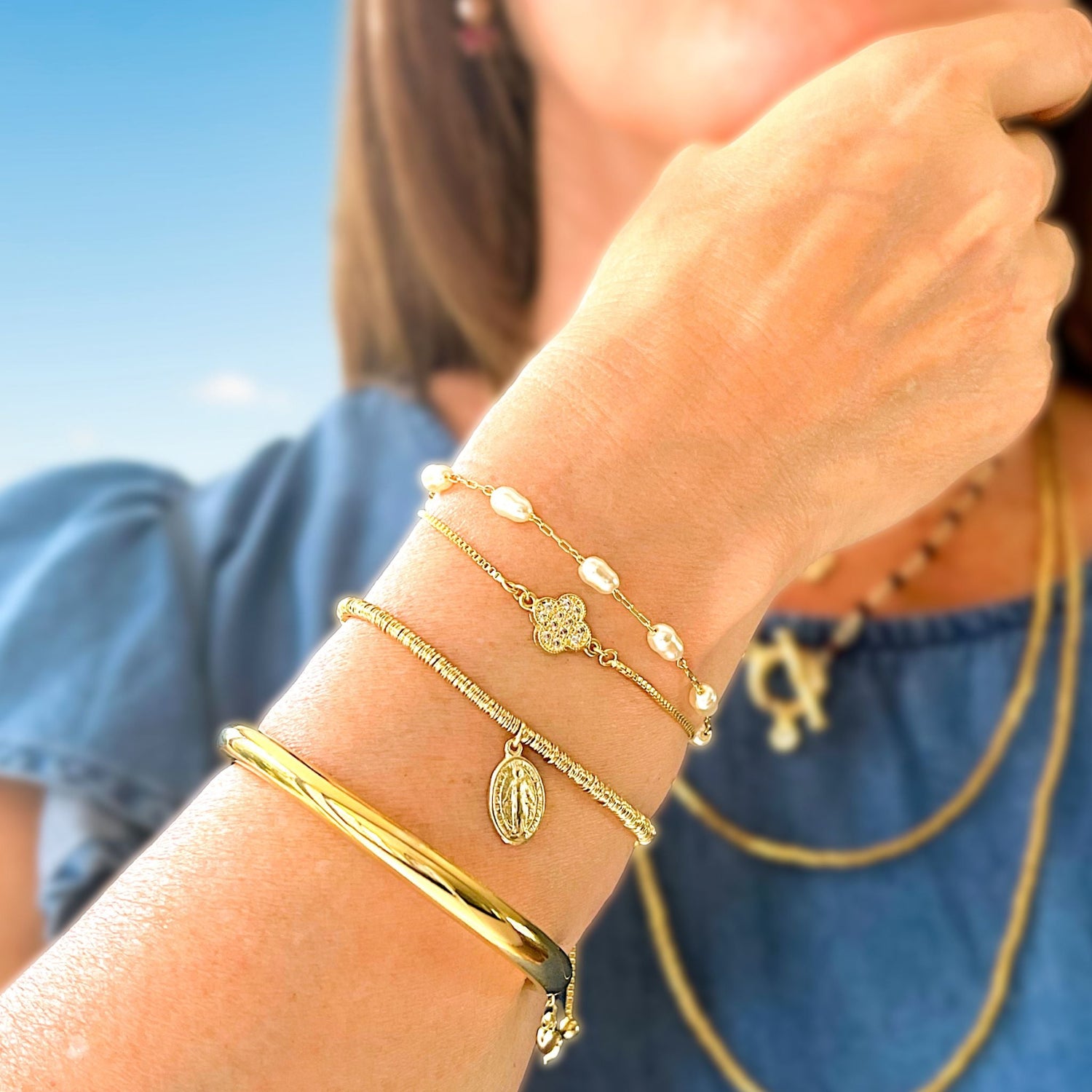 Distintas pulseras enchapadas en oro sobre cubierta de mármol