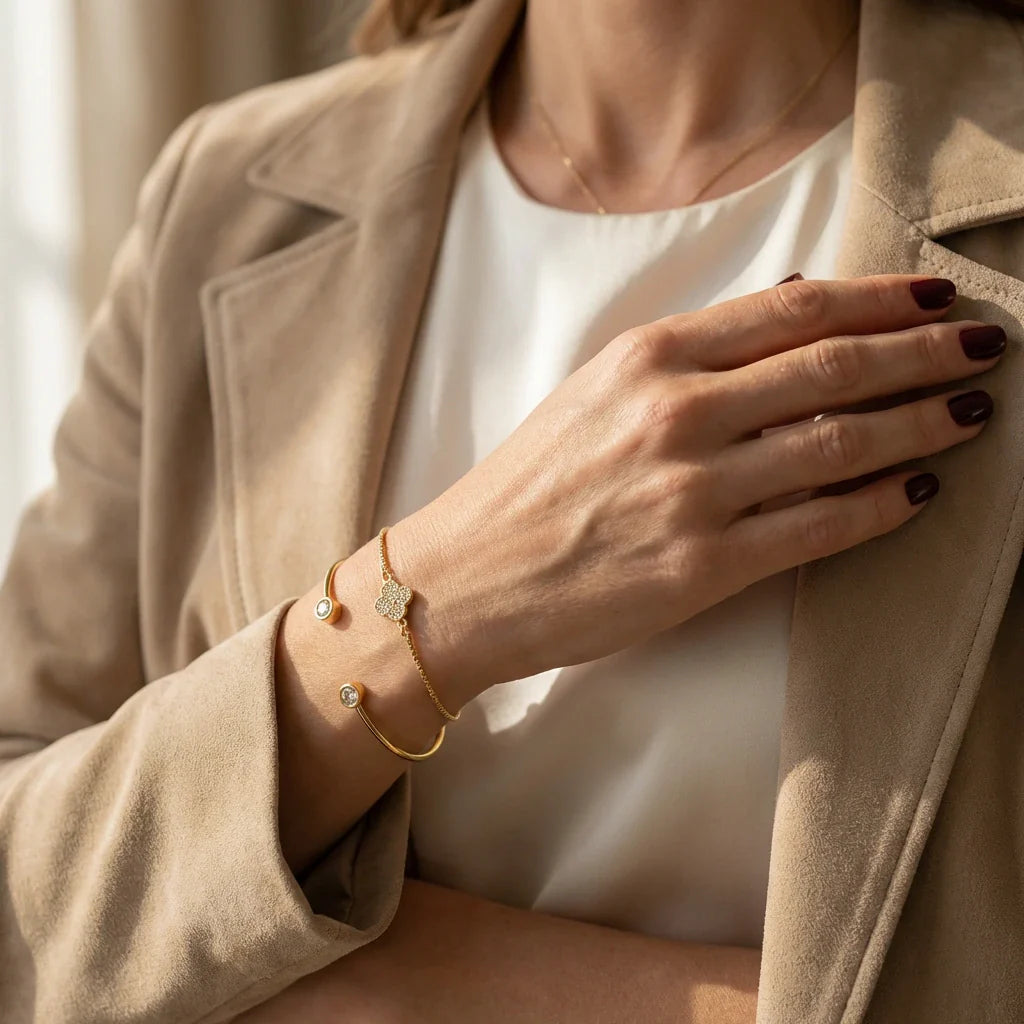 Distintas pulseras enchapadas en oro sobre cubierta de mármol