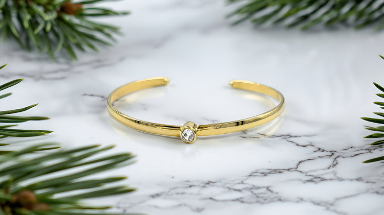 Distintas pulseras enchapadas en oro sobre cubierta de mármol