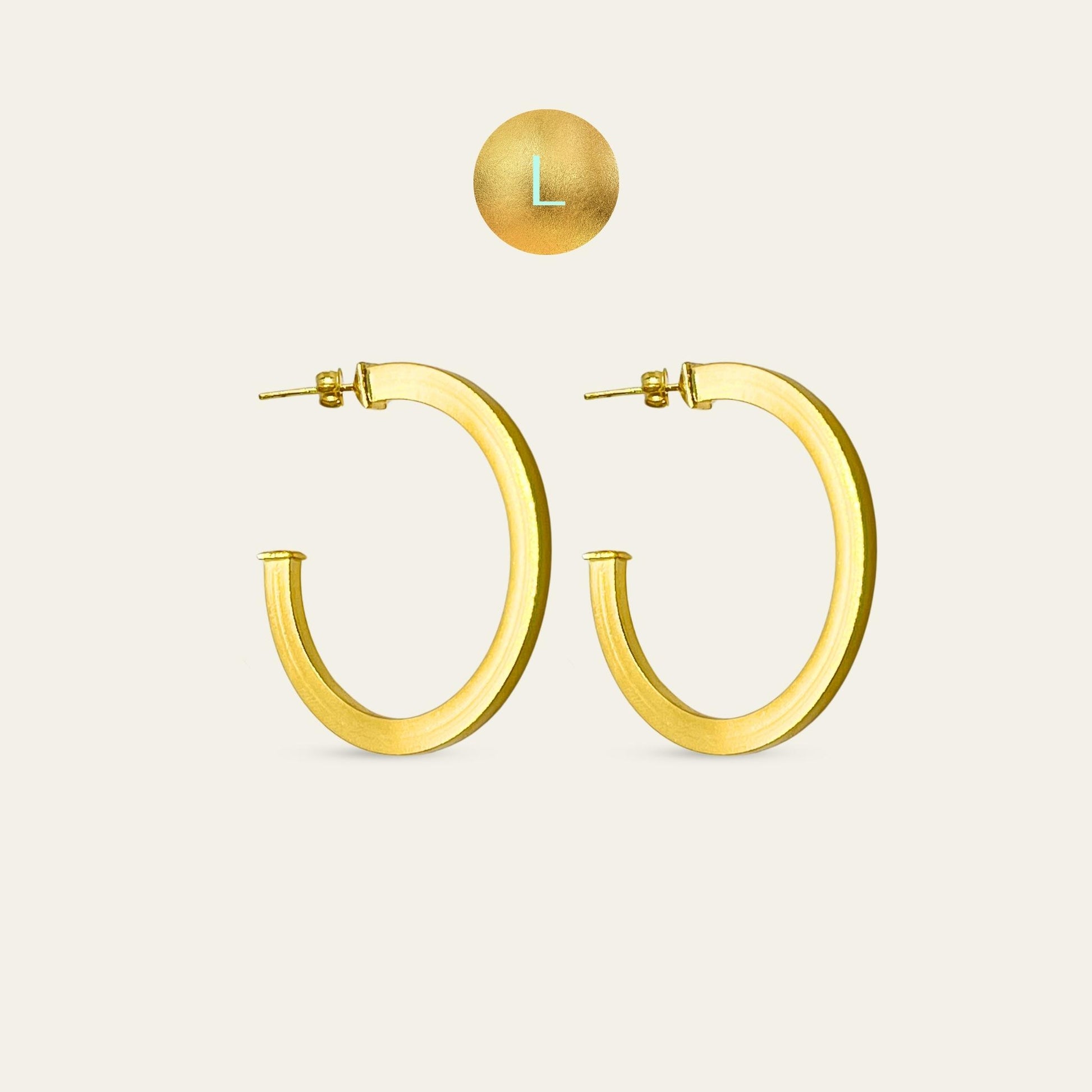 Argollas rectangulares enchapadas en oro de 18 kt, sobre fondo blanco talla L - Coca Johnson Joyas - Chile