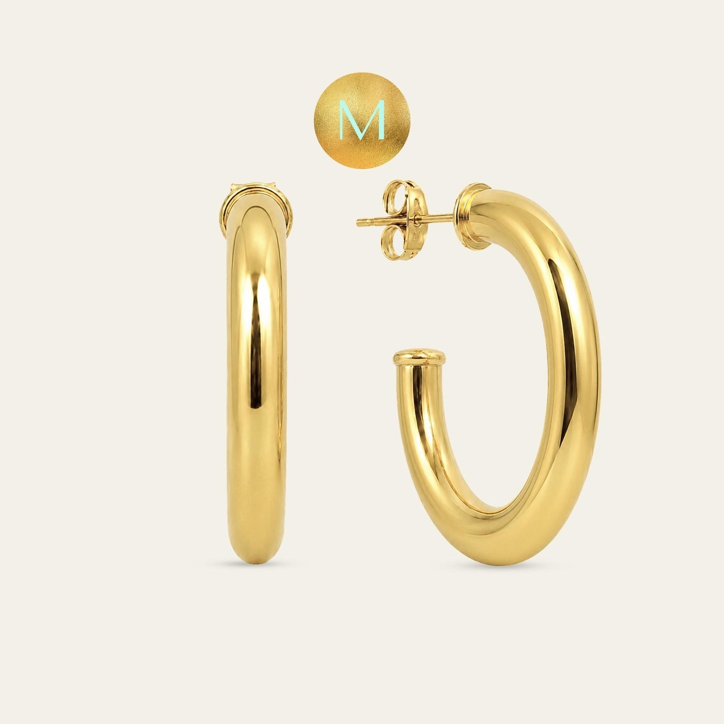 Argollas lisas tubulares enchapadas en oro de 18 kt, sobre fondo blanco talla M - Coca Johnson Joyas - Chile