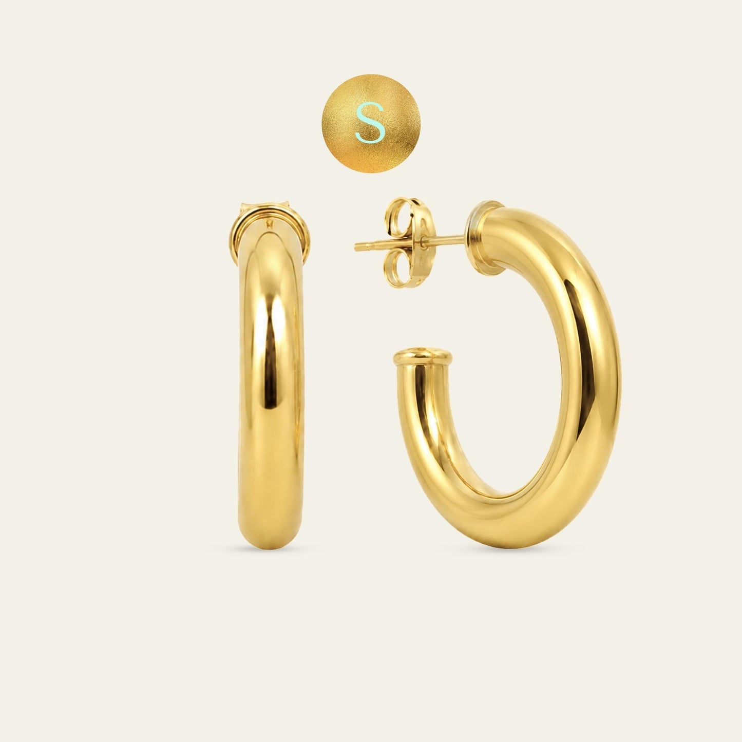 Argollas lisas tubulares enchapadas en oro de 18 kt, sobre fondo blanco talla S - Coca Johnson Joyas - Chile