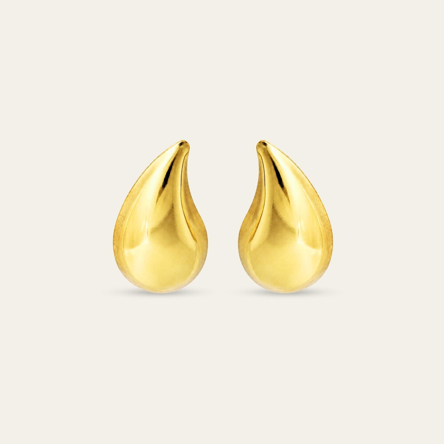 Aros con forma de gota, enchapados en oro de 18 kt, sobre fondo blanco - Coca Johnson Joyas - Chile
