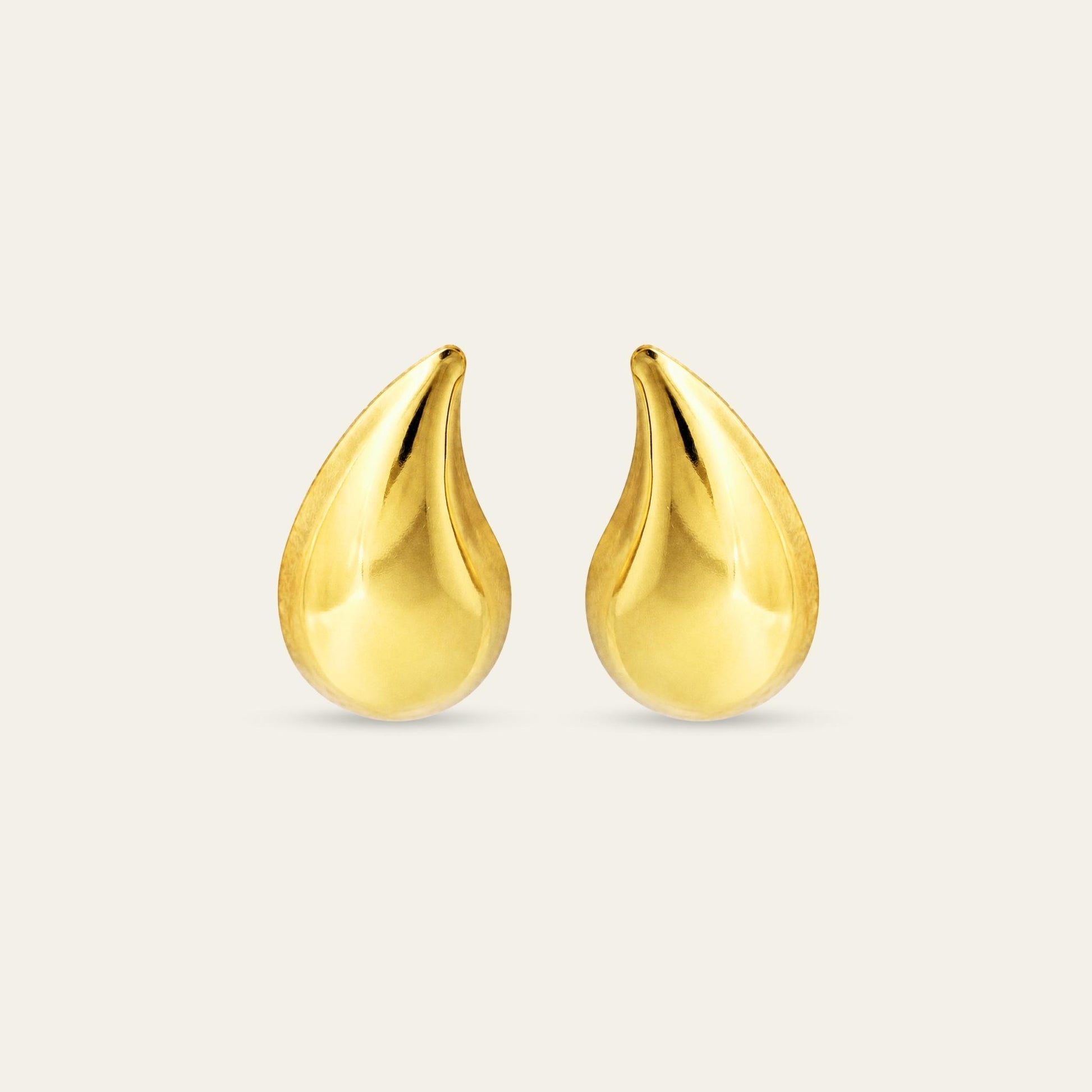Aros con forma de gota, enchapados en oro de 18 kt, sobre fondo blanco - Coca Johnson Joyas - Chile