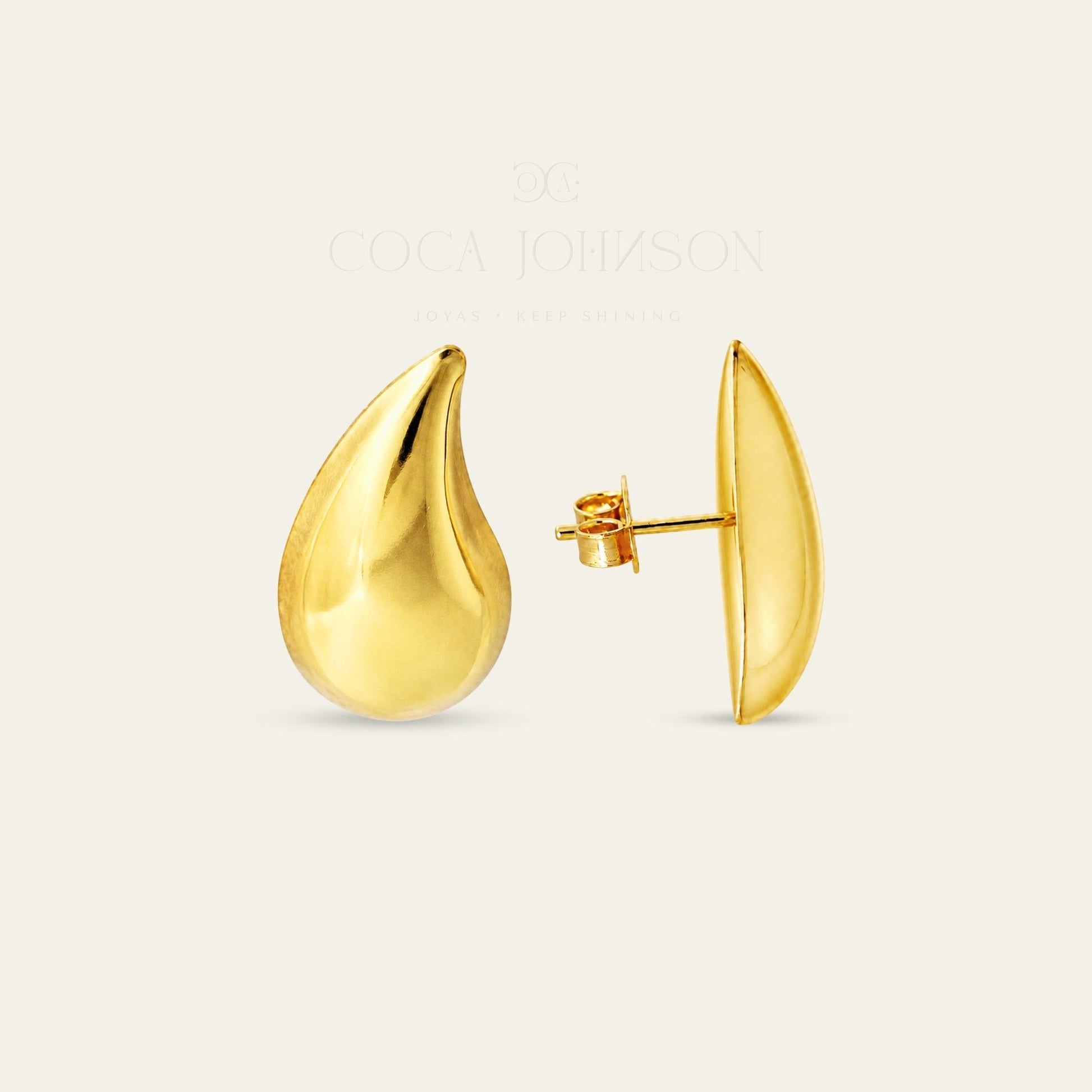 Aros con forma de gota, enchapados en oro de 18 kt, de frente y de lado sobre fondo blanco - Coca Johnson Joyas - Chile