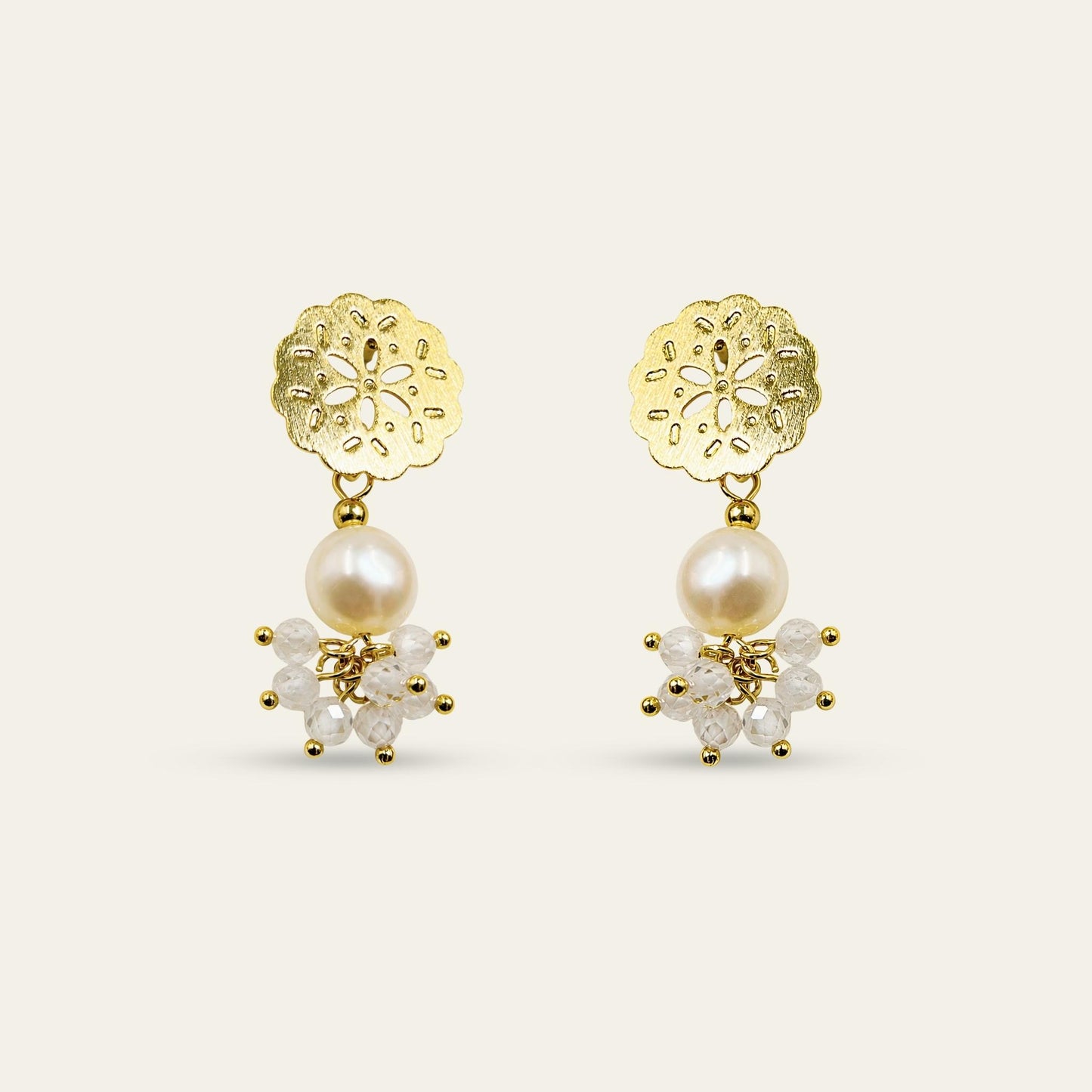 Aros con base de flor enchapada en oro 18k , perla de rio y piedras de color blanco,  sobre fondo blanco - Coca Johnson Joyas - Chile