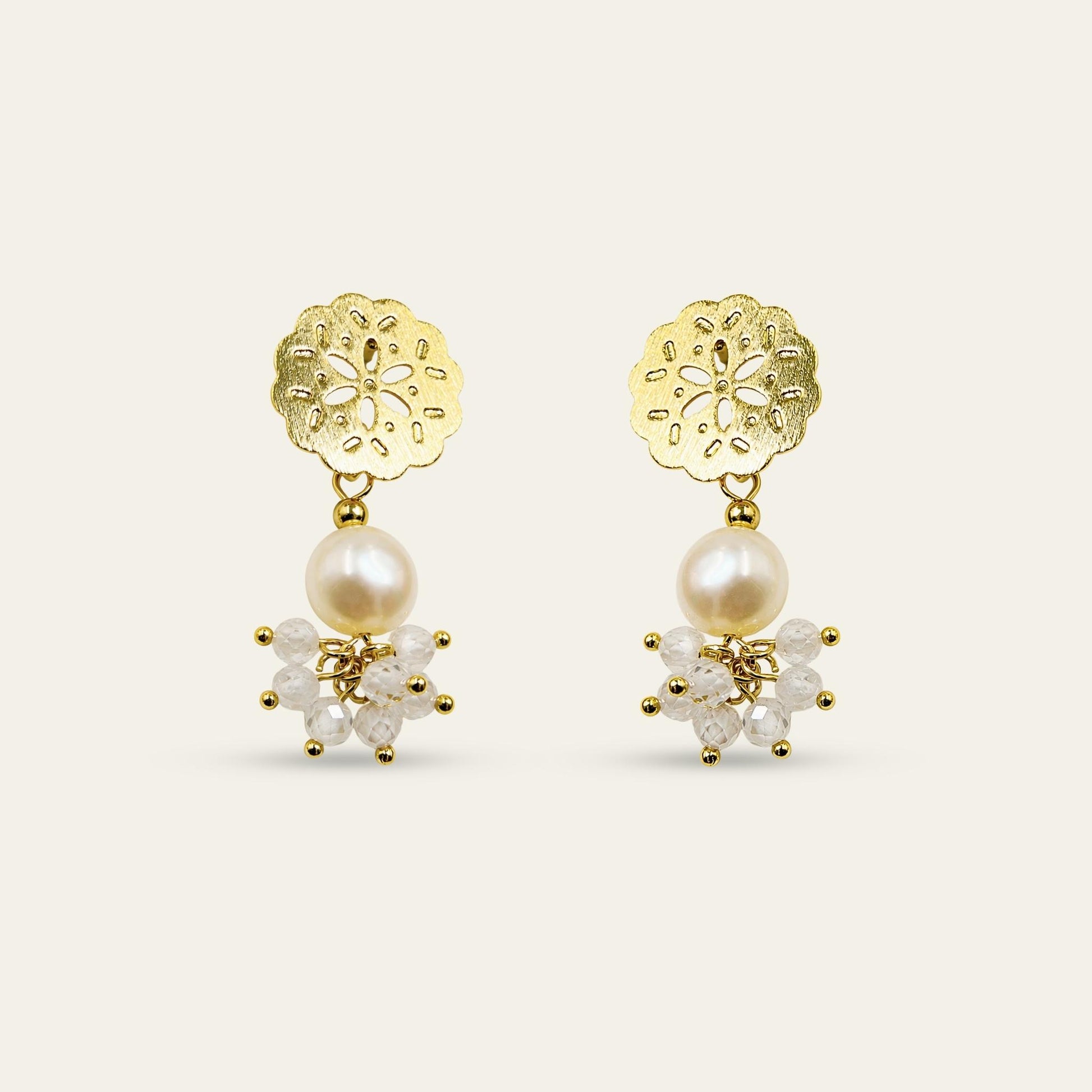 Aros con base de flor enchapada en oro 18k , perla de rio y piedras de color blanco,  sobre fondo blanco - Coca Johnson Joyas - Chile