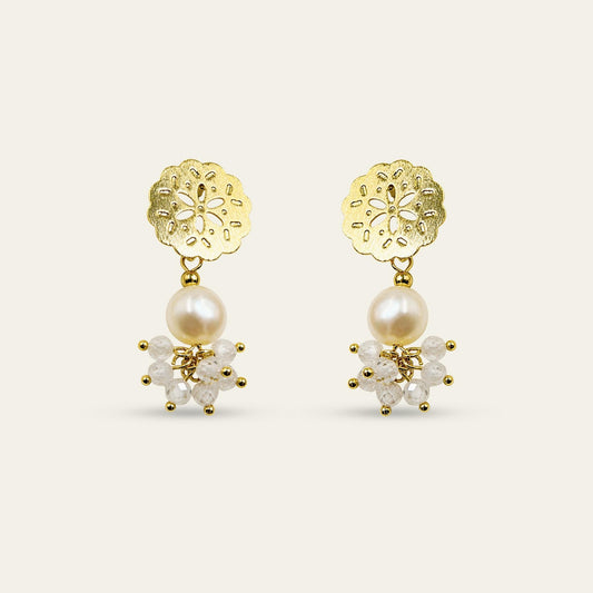 Aros con base de flor enchapada en oro 18k , perla de rio y piedras de color blanco,  sobre fondo blanco - Coca Johnson Joyas - Chile