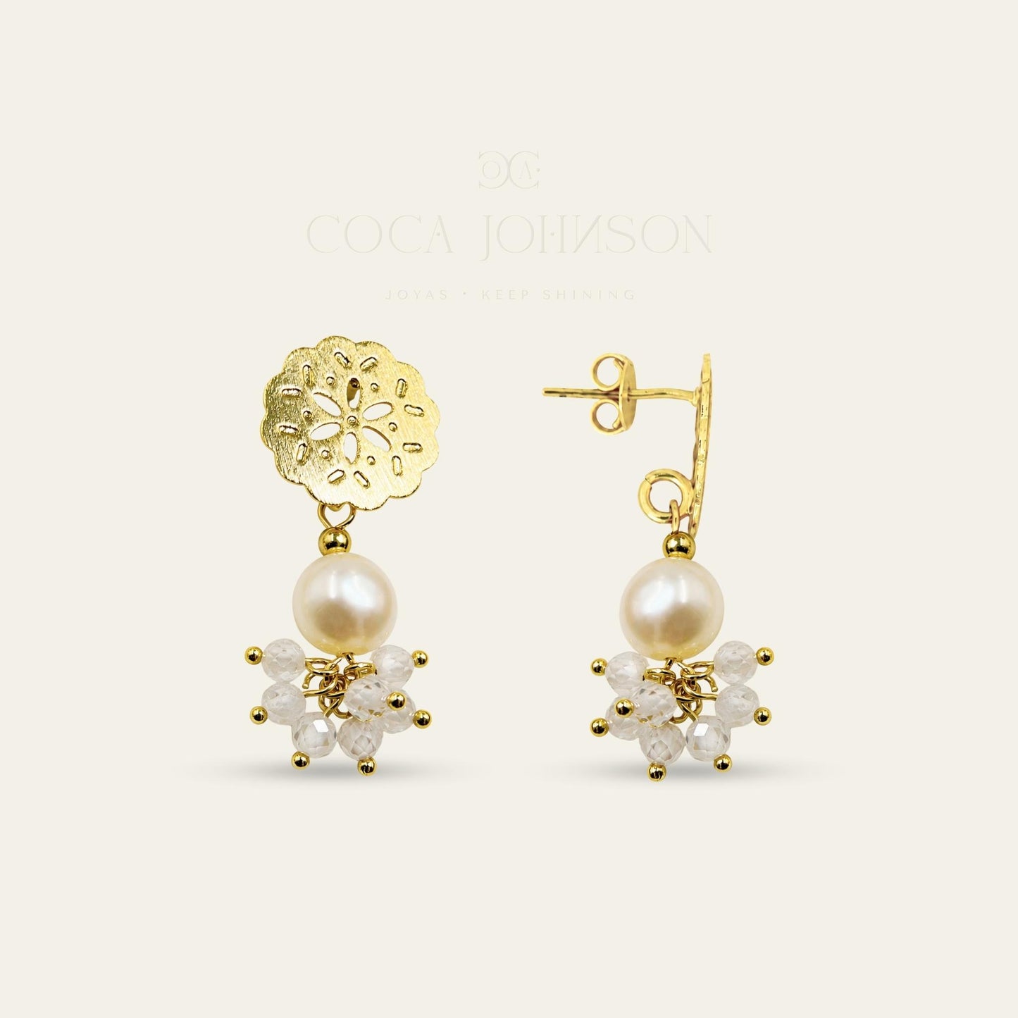 Aros con base de flor enchapada en oro 18k , perla de rio y piedras de color blanco, frente y lado sobre fondo blanco - Coca Johnson Joyas - Chile