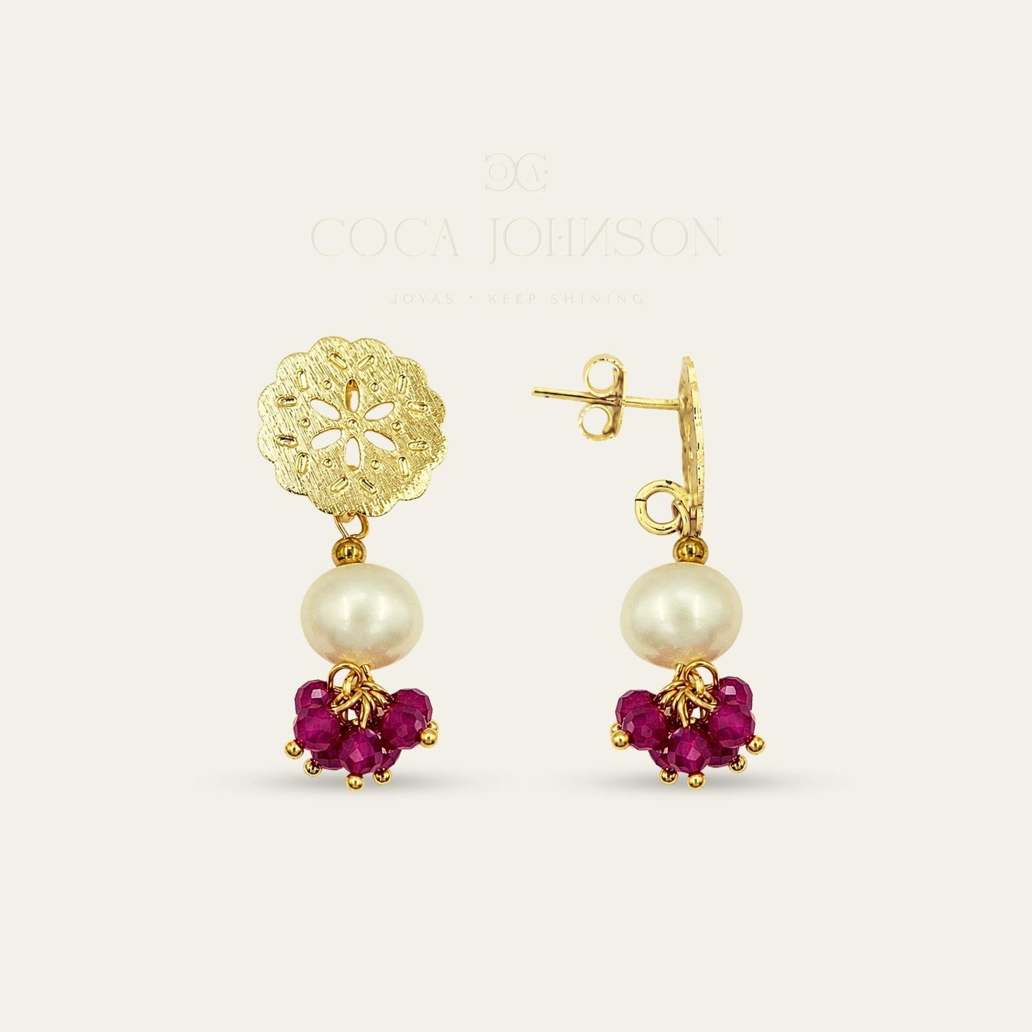 Aros con base de flor enchapada en oro 18k , perla de rio y piedras de color rojo granate, frente y lado sobre fondo blanco - Coca Johnson Joyas - Chile