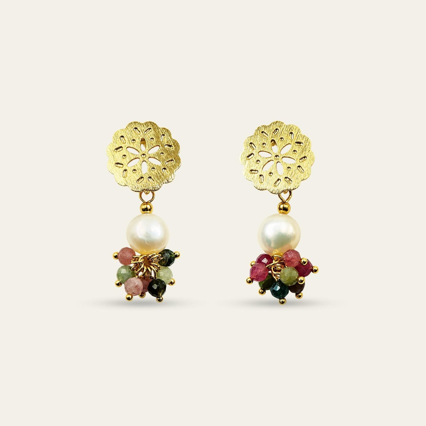 Aros con base de flor enchapada en oro 18k , perla de rio y piedras de color turmalina,  sobre fondo blanco - Coca Johnson Joyas - Chile