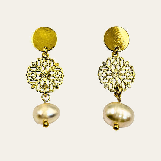 Aros con flor calada y perla de rio