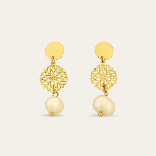 Aros con flor calada encapado en oro y perlas de río, sobre fondo blanco - Coca Johnson Joyas - Chile