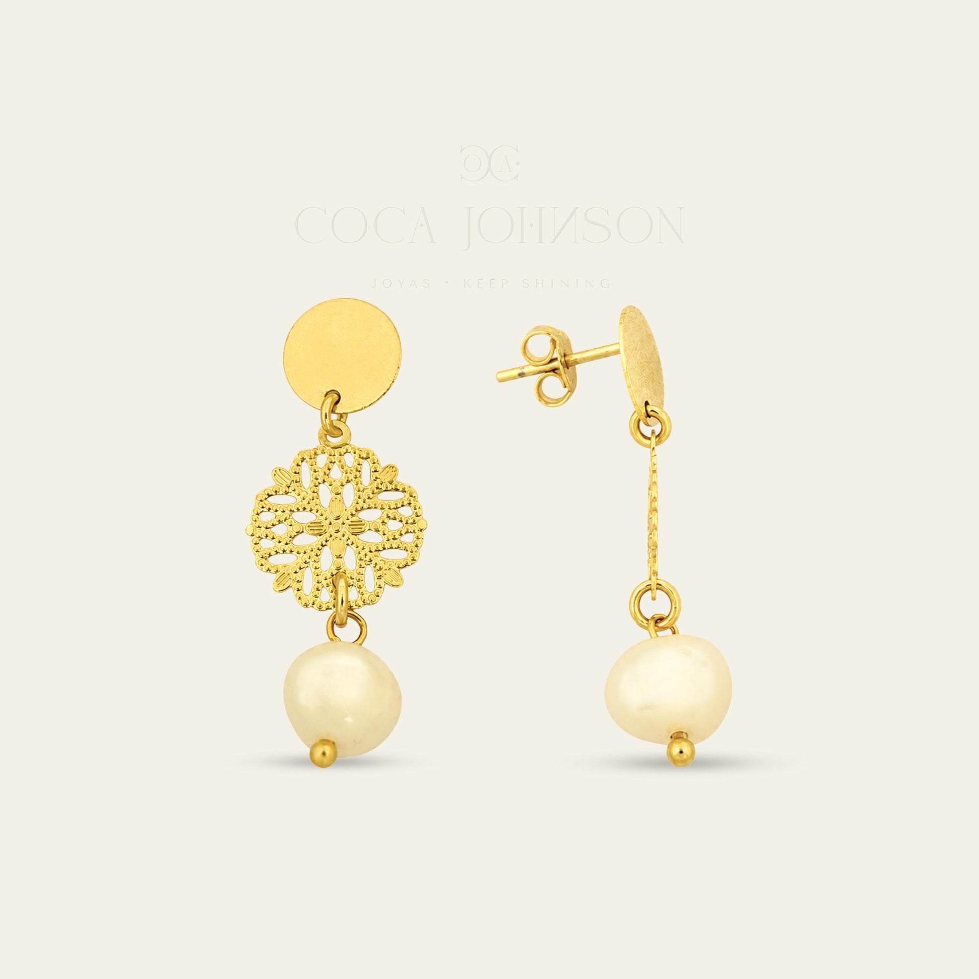 Aros con flor calada encapado en oro y perlas de río, de frente y lado sobre fondo blanco - Coca Johnson Joyas - Chile