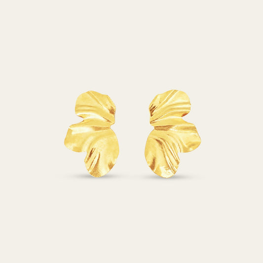 Aros con forma de hojas, enchapado en oro de 18 kt, sobre fondo blanco - Coca Johnson Joyas - Chile