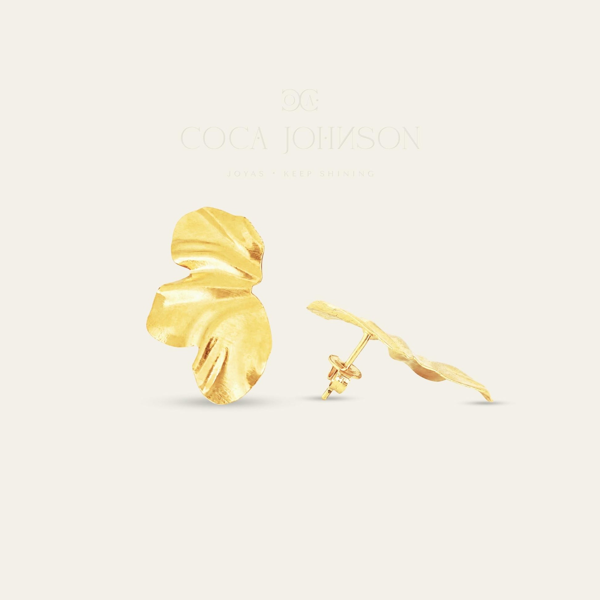 Aros con forma de hojas, enchapado en oro de 18 kt, de frente y lado sobre fondo blanco - Coca Johnson Joyas - Chile