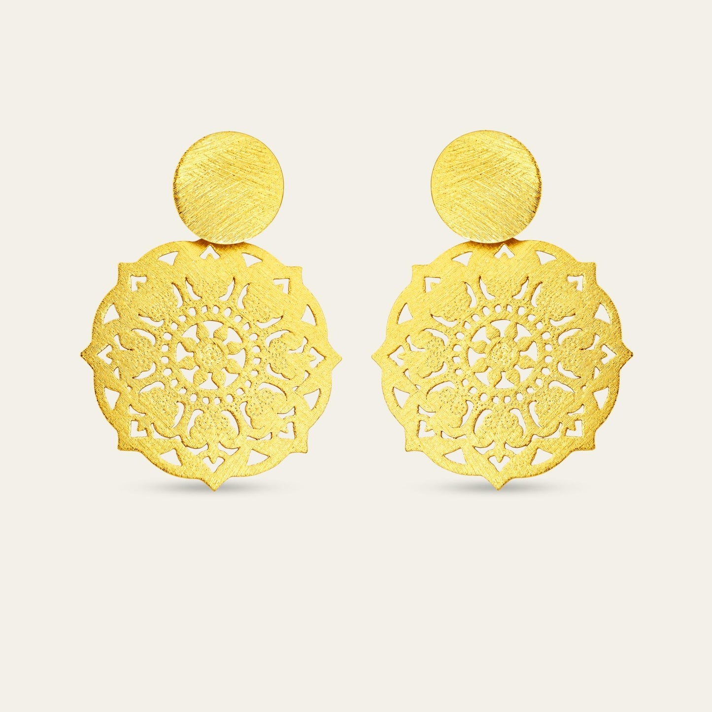 Aros femeninos con look bohemio, enchapados en oro de 18 kt sobre fondo blanco - Coca Johnson Joyas - Chile