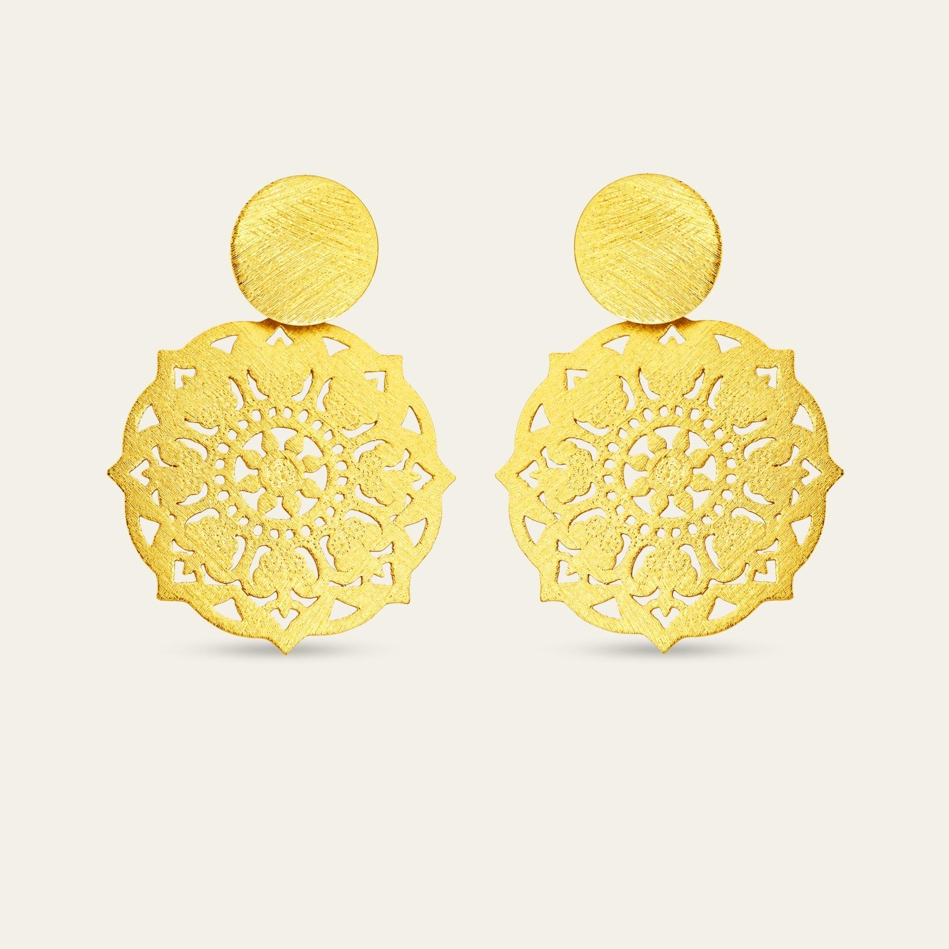 Aros femeninos con look bohemio, enchapados en oro de 18 kt sobre fondo blanco - Coca Johnson Joyas - Chile