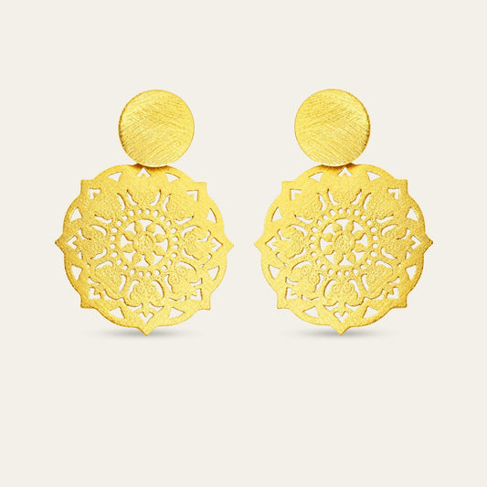 Aros femeninos con look bohemio, enchapados en oro de 18 kt sobre fondo blanco - Coca Johnson Joyas - Chile