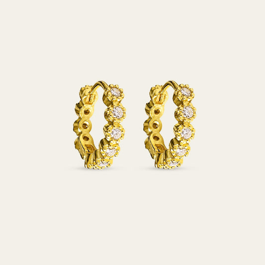 Aros tipo huggies con circones enchapados en oro de 18 kt, sobre fondo blanco - Coca Johnson Joyas - Chile