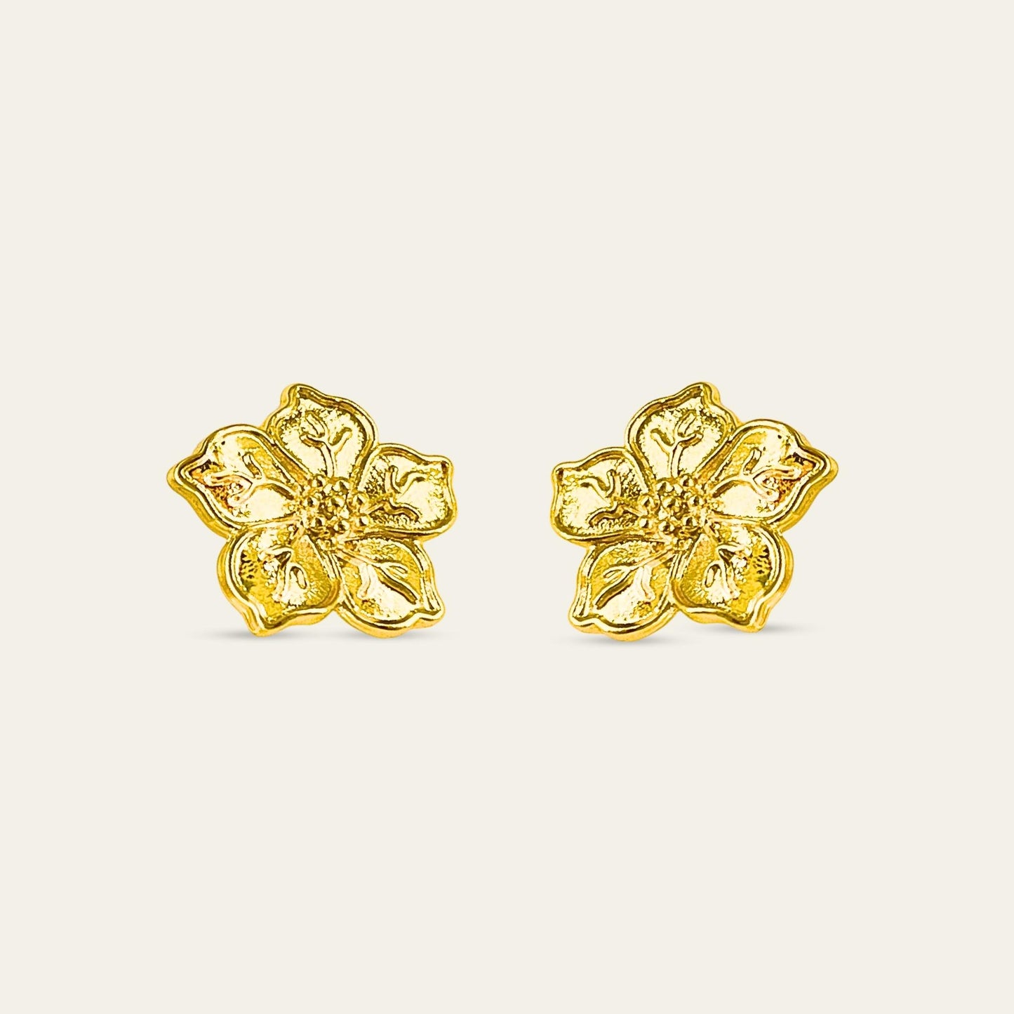 Aros con forma de Flor, enchapados en oro de 18 kt sobre fondo blanco