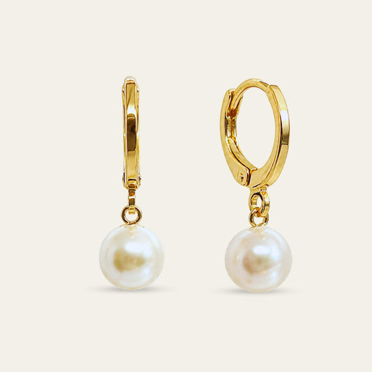 Aros huggies con perla fantasía enchapados en oro 18k, sobre fondo blanco - Coca Johnson Joyas - Chile