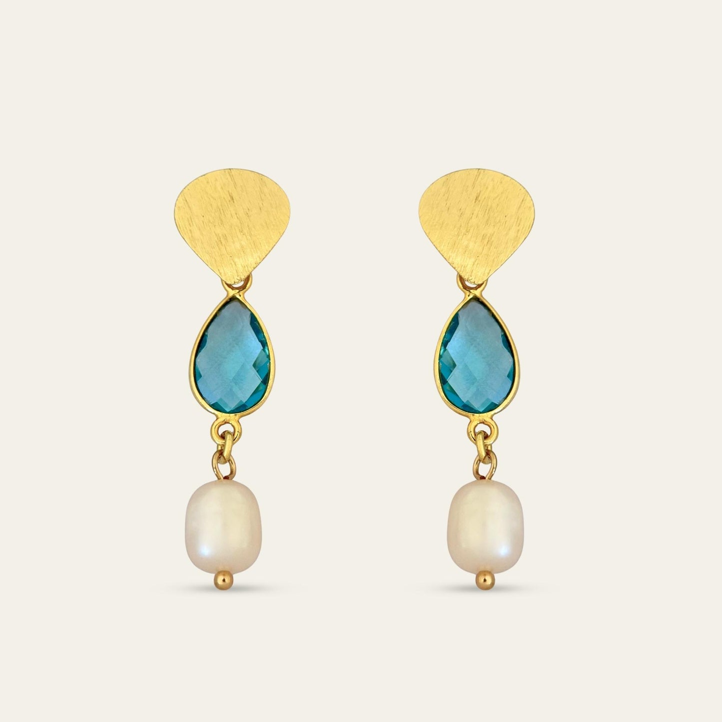 Aros con gota color topacio azul suizo, perlitas de rio y base satinada enchapada oro 18k. sobre fondo blanco - Coca Johnson Joyas - Chile