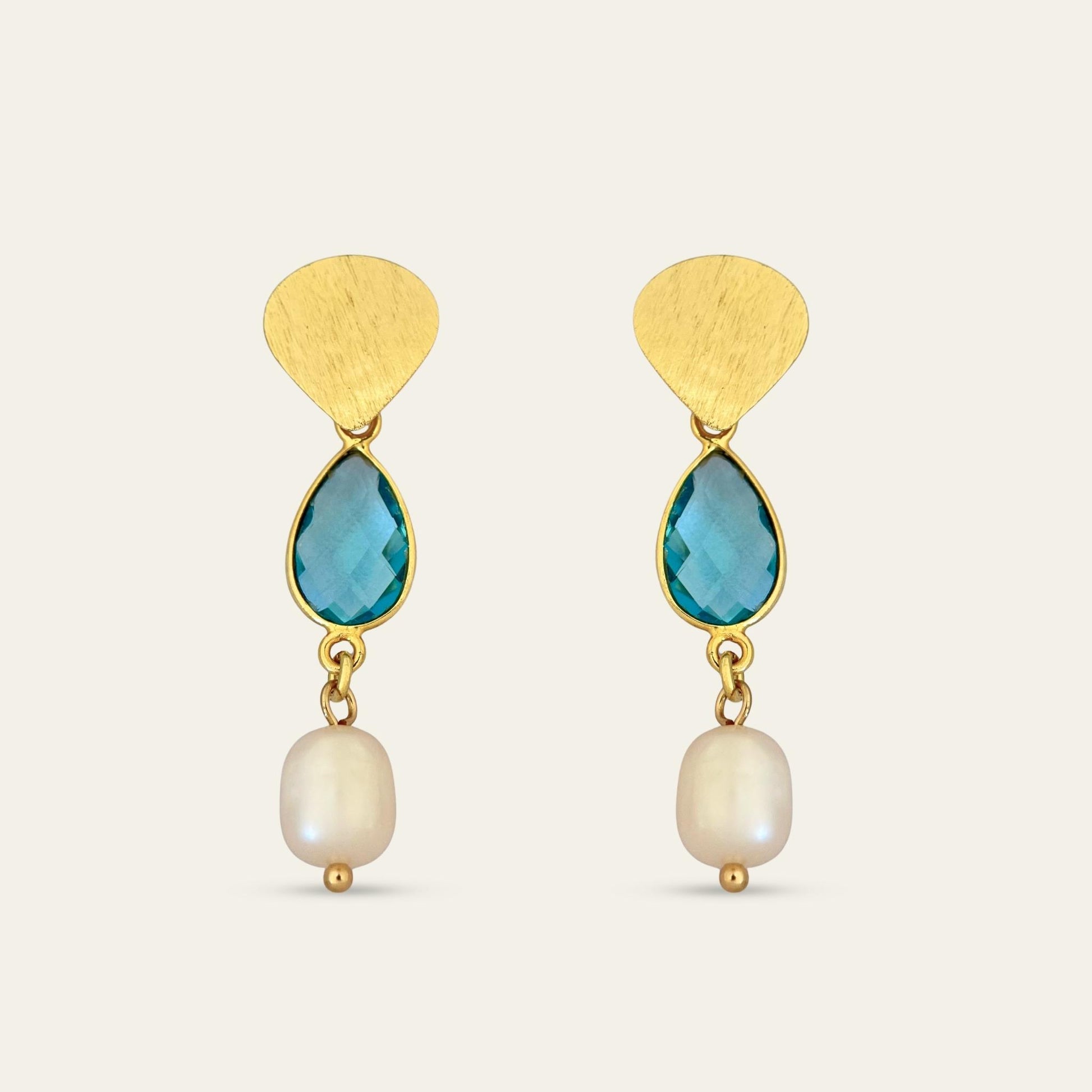 Aros con gota color topacio azul suizo, perlitas de rio y base satinada enchapada oro 18k. sobre fondo blanco - Coca Johnson Joyas - Chile