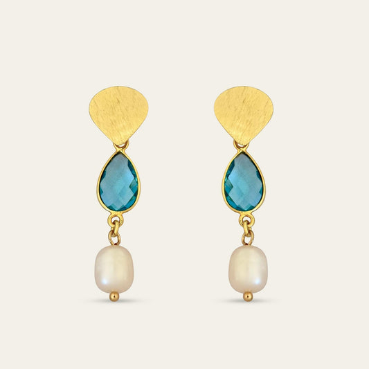 Aros con gota color topacio azul suizo, perlitas de rio y base satinada enchapada oro 18k. sobre fondo blanco - Coca Johnson Joyas - Chile