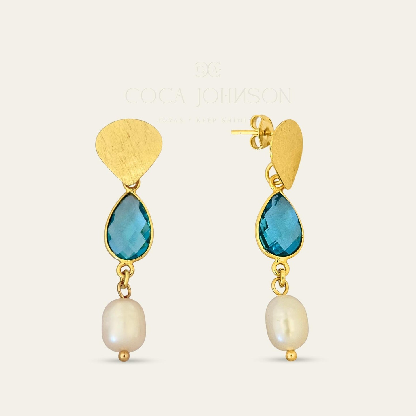 Aros con gota color topacio azul suizo, perlitas de rio y base satinada enchapada oro 18k. de frente y lado sobre fondo blanco - Coca Johnson Joyas - Chile