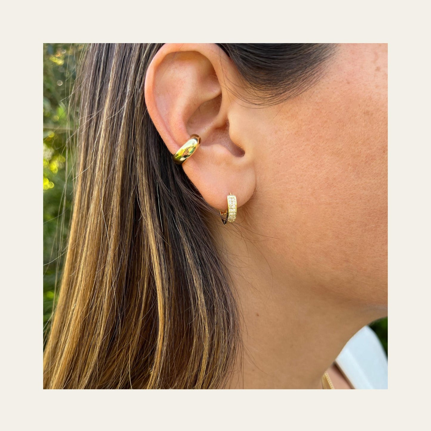 Aros Isa usado con un ear cuff en complemento