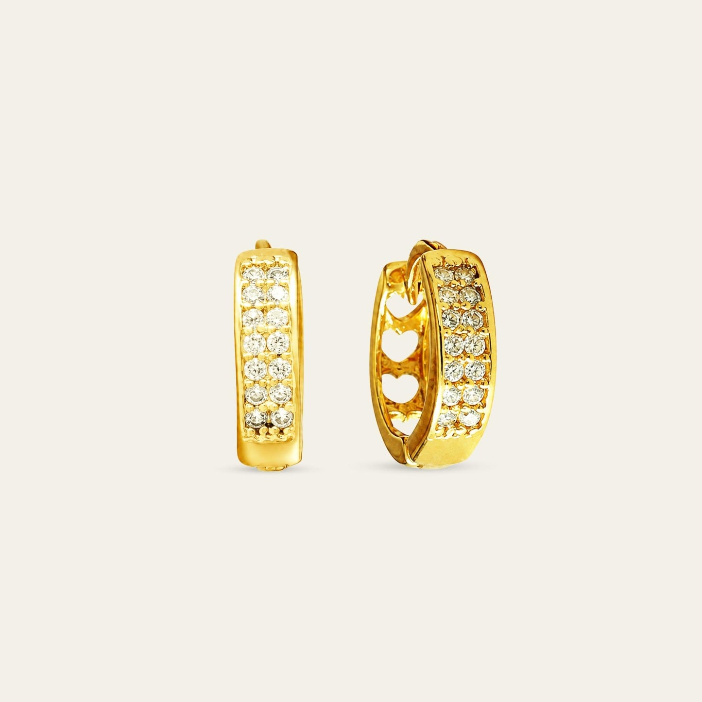 Aros tipo huggies con circones enchapados en oro de 18 kt, sobre fondo blanco - Coca Johnson Joyas - Chile