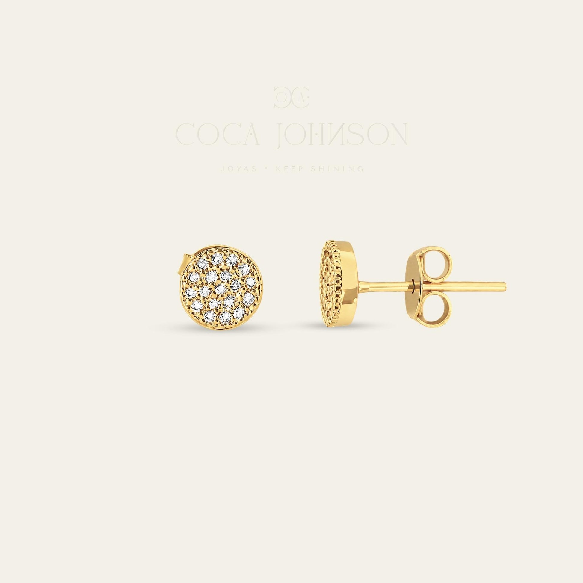 Aros de tope enchapados en oro de 18 kt con minicircones, de frente y de lado sobre fondo blanco - Coca Johnson Joyas - Chile