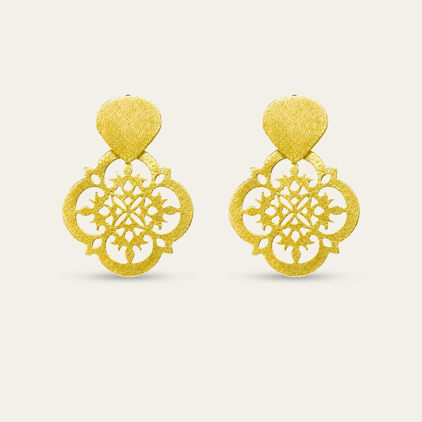 Aros calados, enchapados en oro de 18 kt, sobre fondo blanco - Coca Johnson Joyas - Chile
