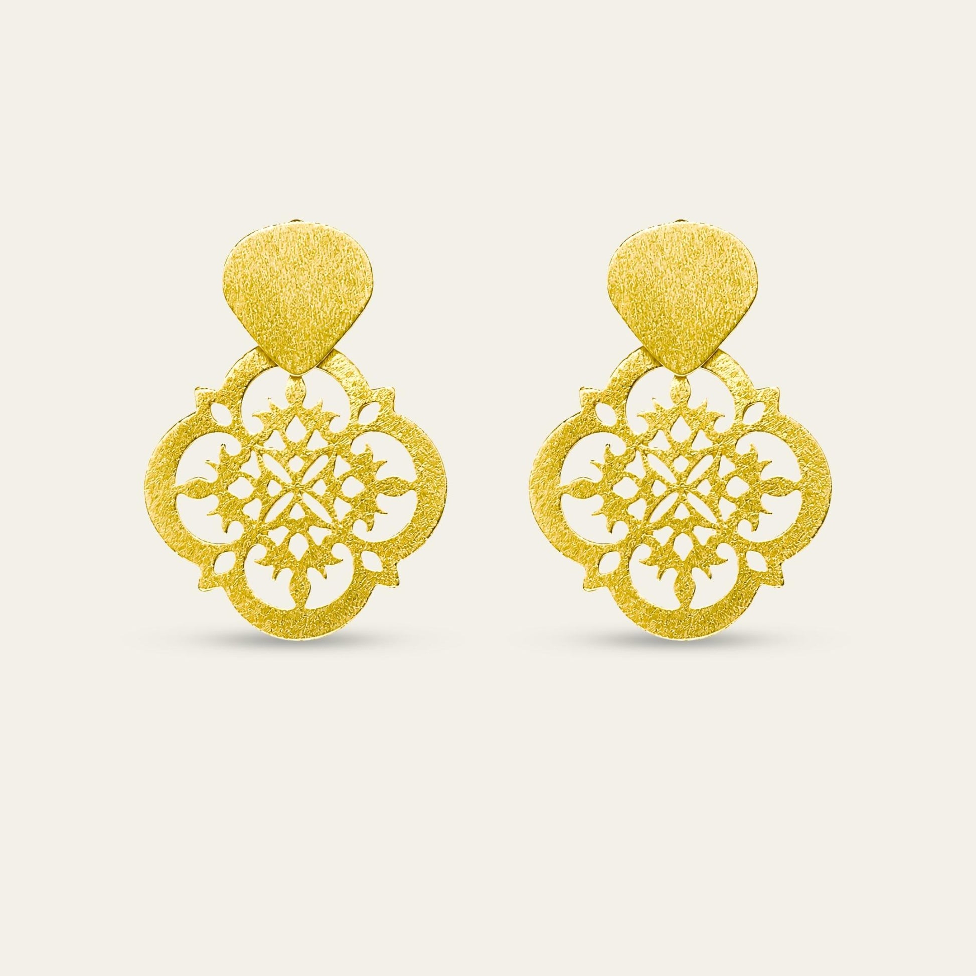 Aros calados, enchapados en oro de 18 kt, sobre fondo blanco - Coca Johnson Joyas - Chile
