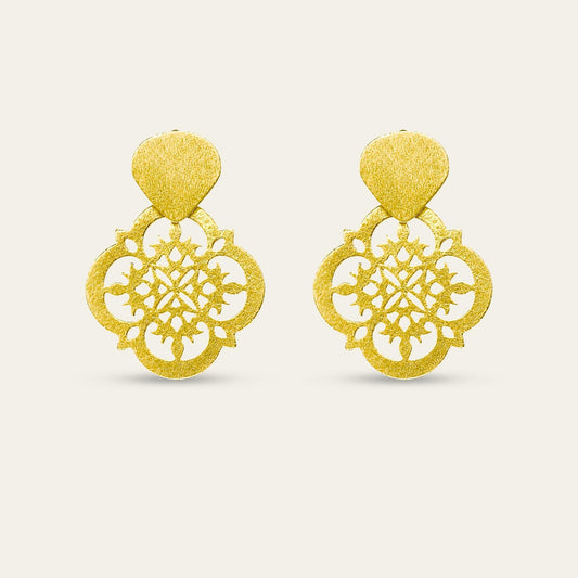 Aros calados, enchapados en oro de 18 kt, sobre fondo blanco - Coca Johnson Joyas - Chile
