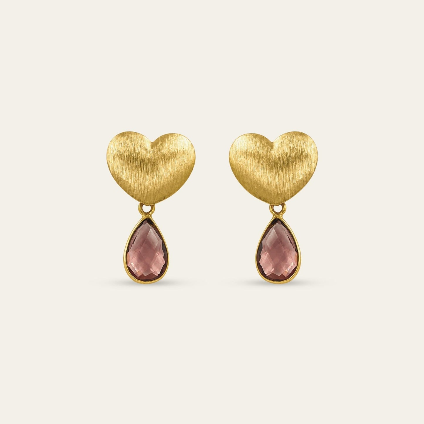 Aros de corazón satinado enchapado en oro de 18 kt y gota R morganita, sobre fondo blanco, - Coca Johnson Joyas - Chile