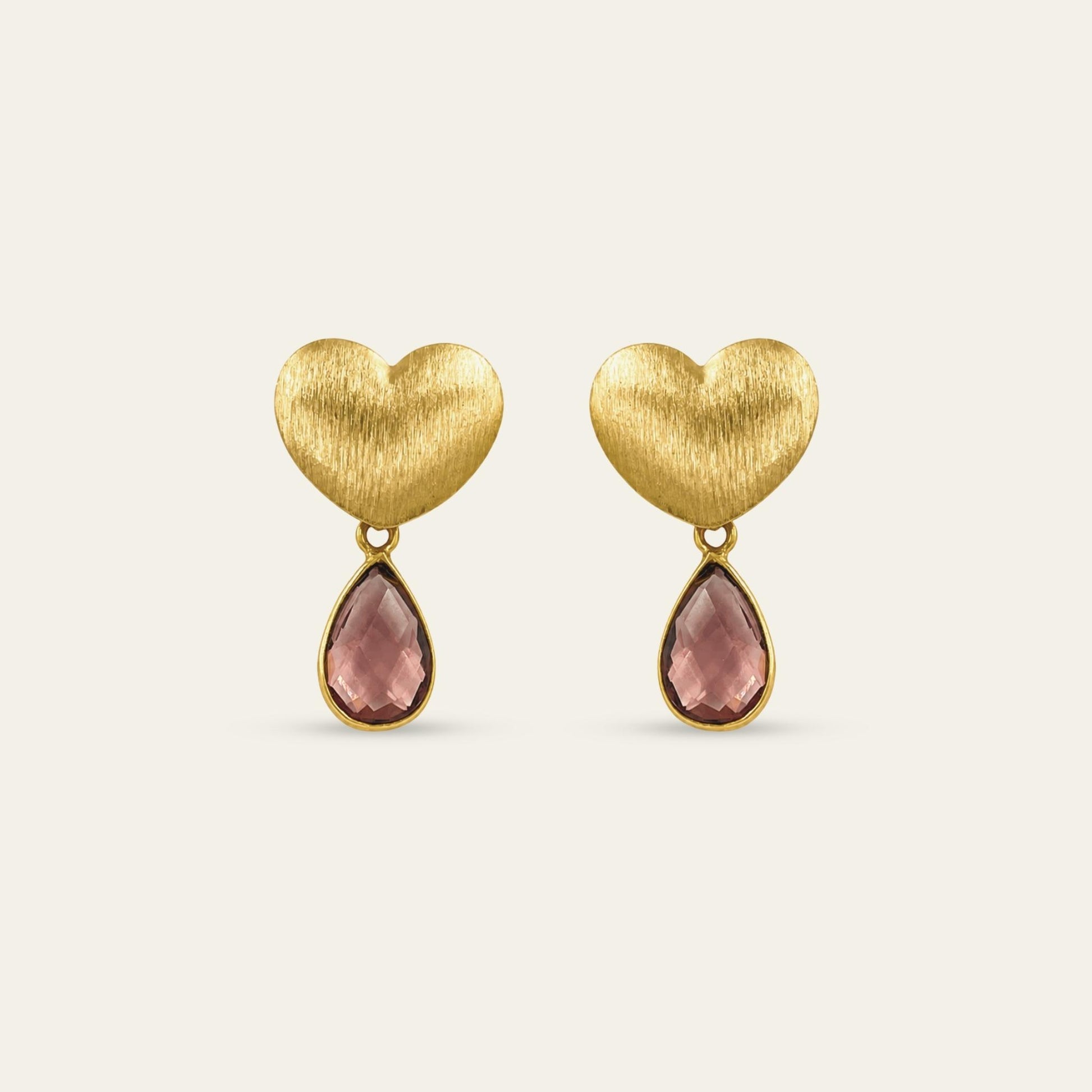 Aros de corazón satinado enchapado en oro de 18 kt y gota R morganita, sobre fondo blanco, - Coca Johnson Joyas - Chile