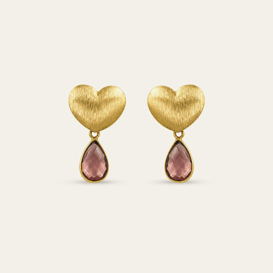 Aros de corazón satinado enchapado en oro de 18 kt y gota R morganita, sobre fondo blanco, - Coca Johnson Joyas - Chile