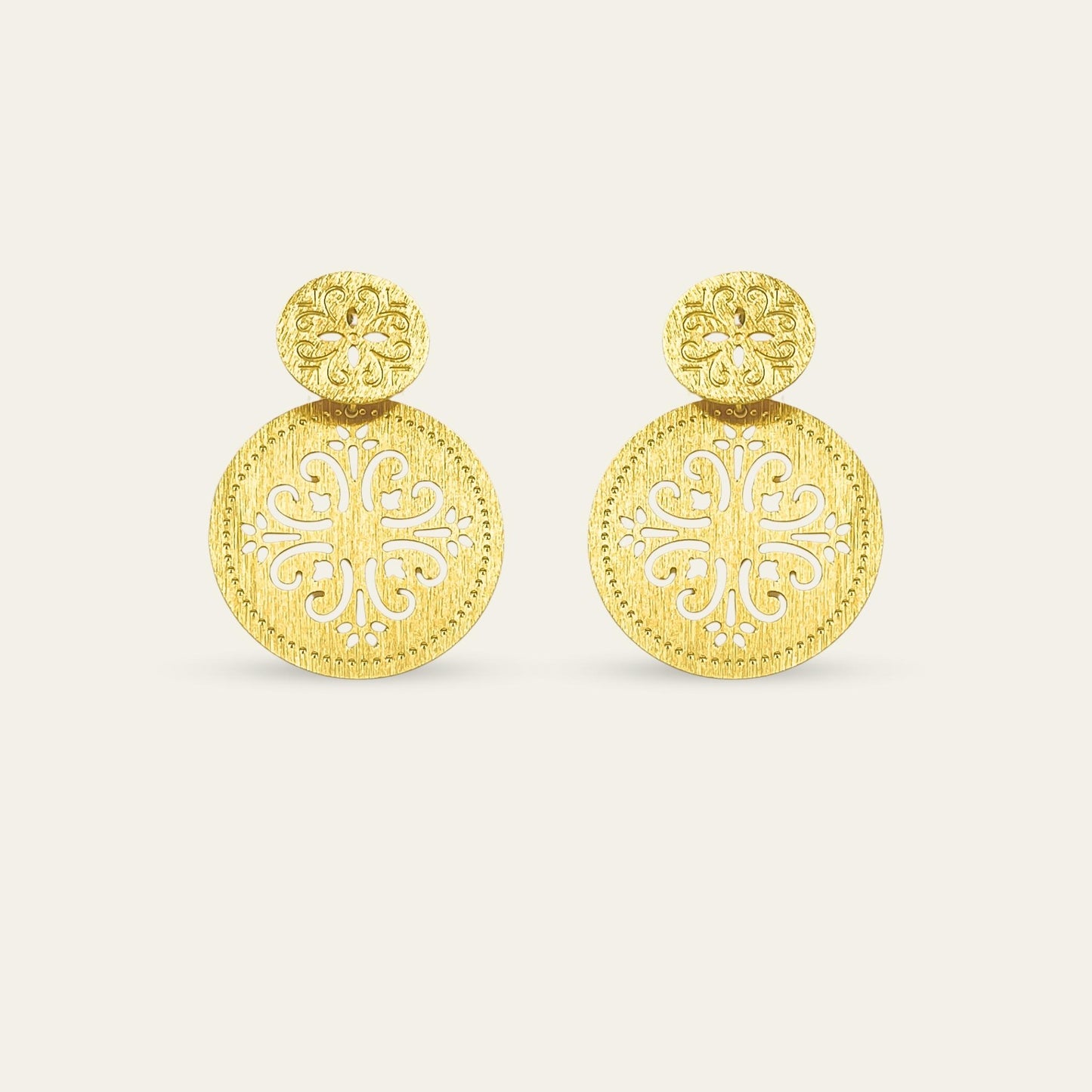 Aros calados, enchapados en oro de 18 kt, sobre fondo blanco - Coca Johnson Joyas - Chile
