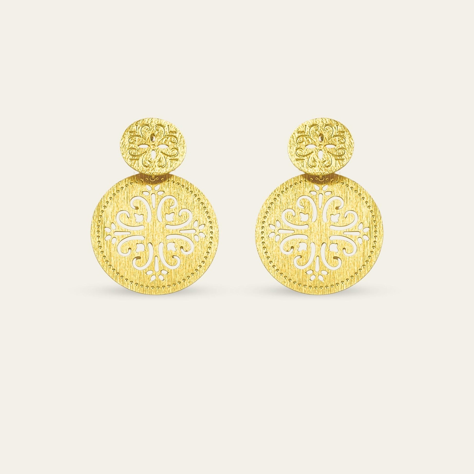 Aros calados, enchapados en oro de 18 kt, sobre fondo blanco - Coca Johnson Joyas - Chile
